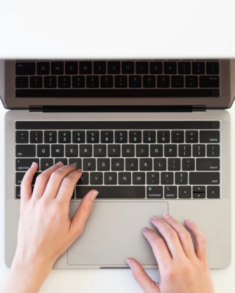 Hände tippen auf einem Laptop
