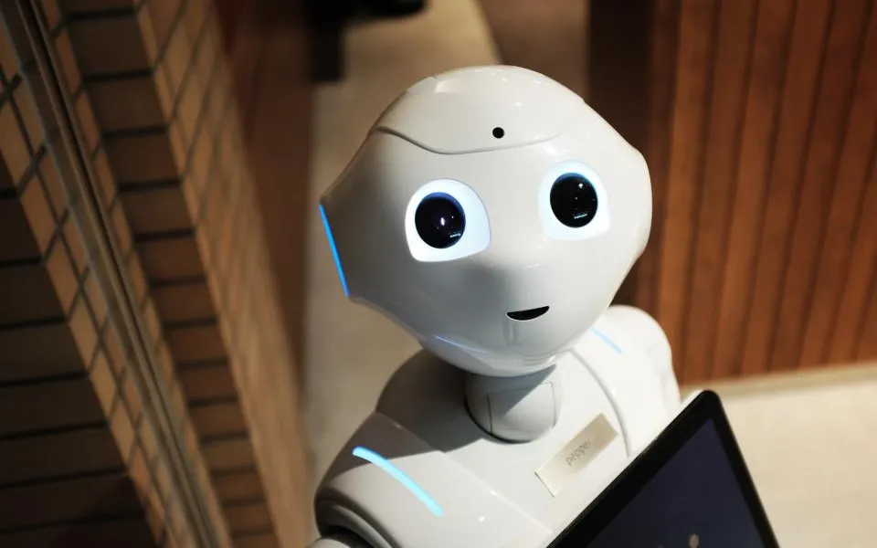 Weißer Roboter mit Tablet