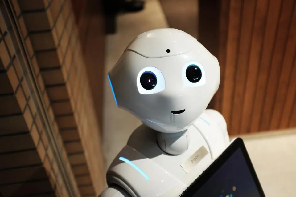 Weißer Roboter mit Tablet